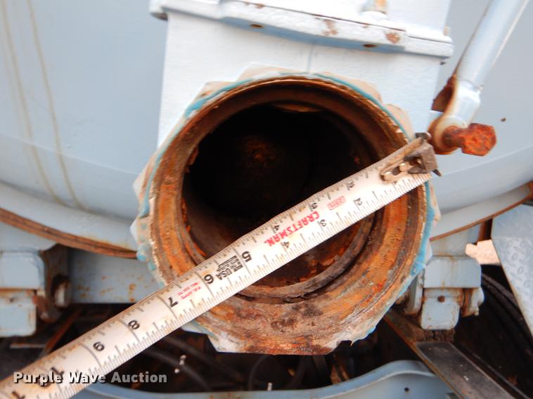 image for item FQ9643 1979 International F2574 vacuum truck