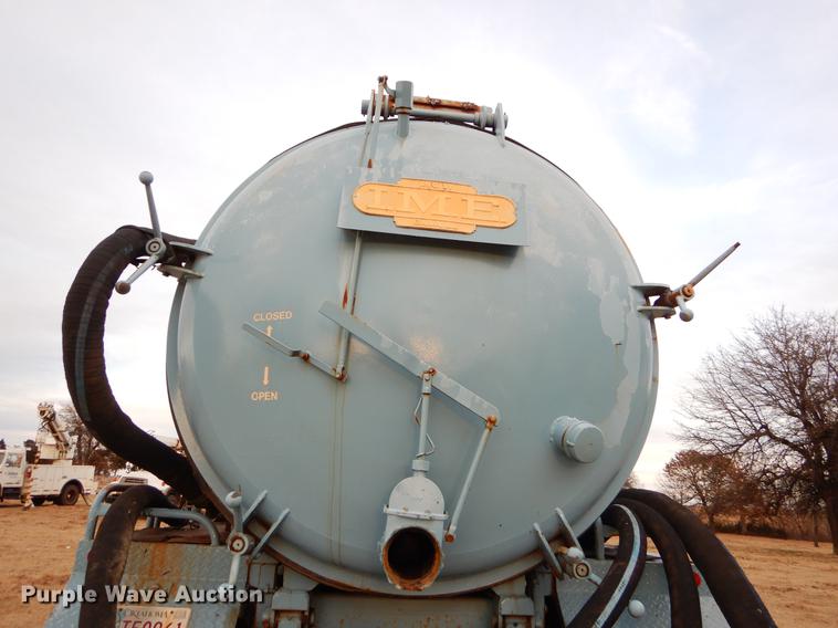 image for item FQ9643 1979 International F2574 vacuum truck