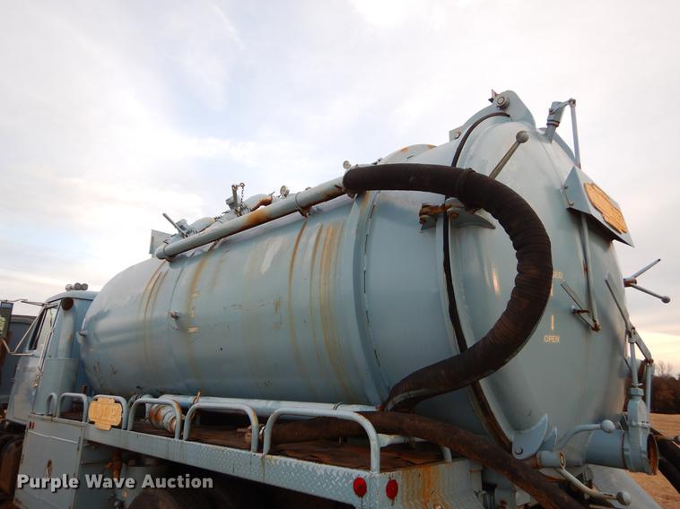 image for item FQ9643 1979 International F2574 vacuum truck