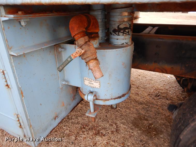 image for item FQ9643 1979 International F2574 vacuum truck