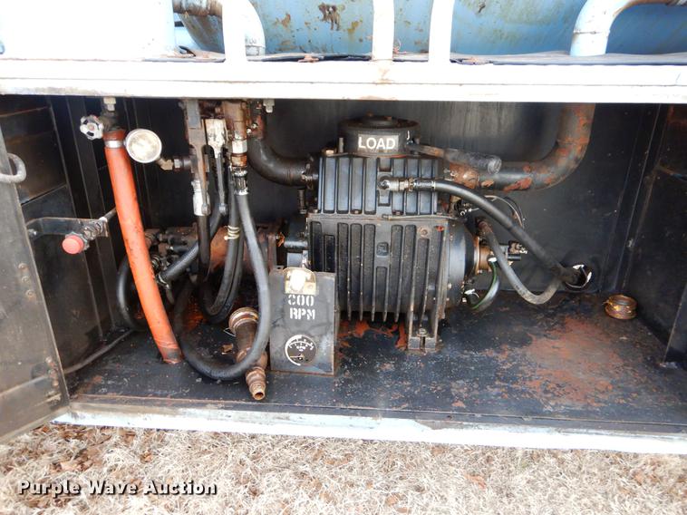image for item FQ9643 1979 International F2574 vacuum truck