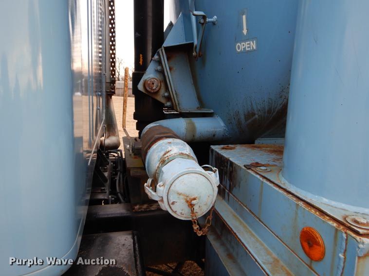 image for item FQ9643 1979 International F2574 vacuum truck