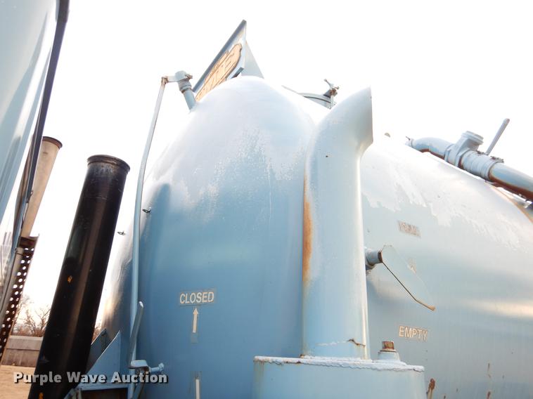 image for item FQ9643 1979 International F2574 vacuum truck