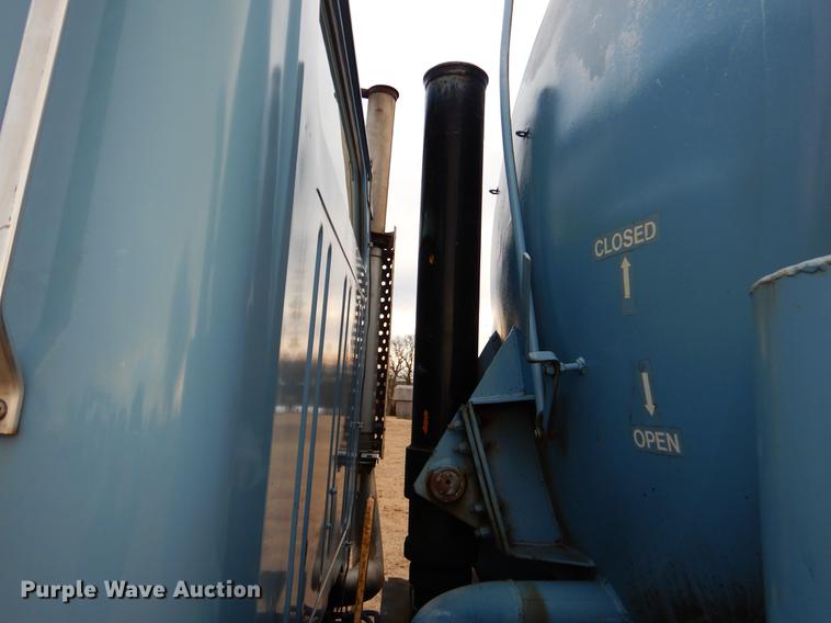 image for item FQ9643 1979 International F2574 vacuum truck