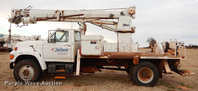 image for item FQ9644 1995 Ford F800 digger derrick truck