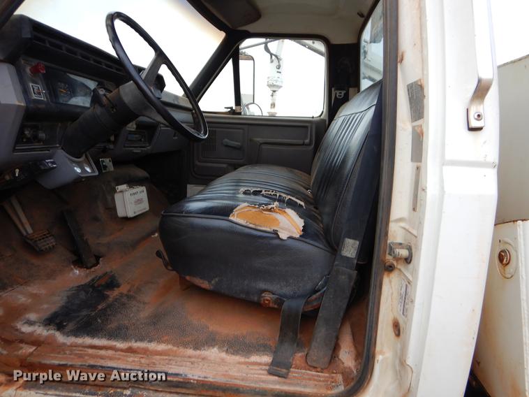 image for item FQ9644 1995 Ford F800 digger derrick truck