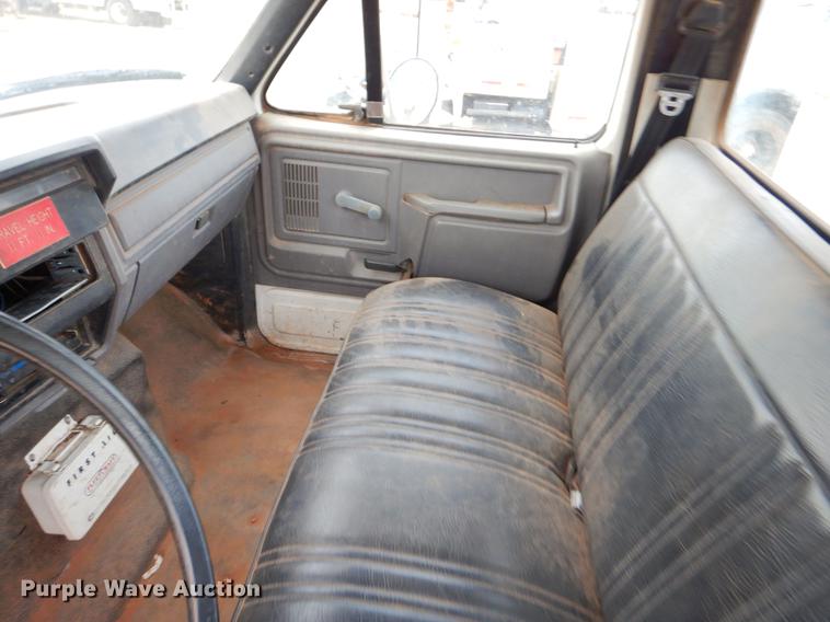 image for item FQ9644 1995 Ford F800 digger derrick truck