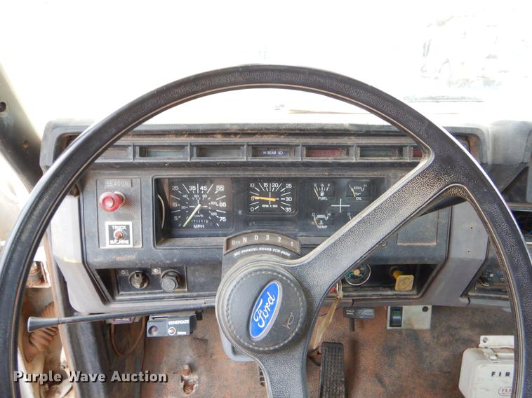 image for item FQ9644 1995 Ford F800 digger derrick truck