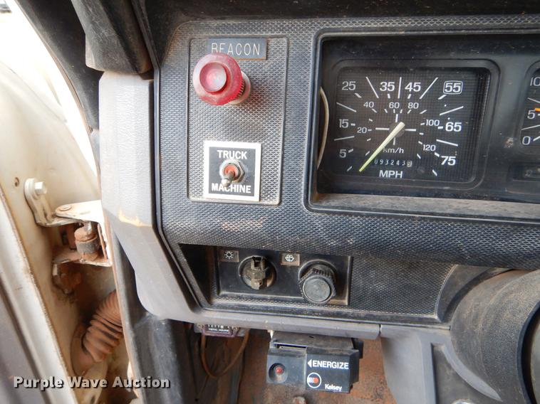 image for item FQ9644 1995 Ford F800 digger derrick truck