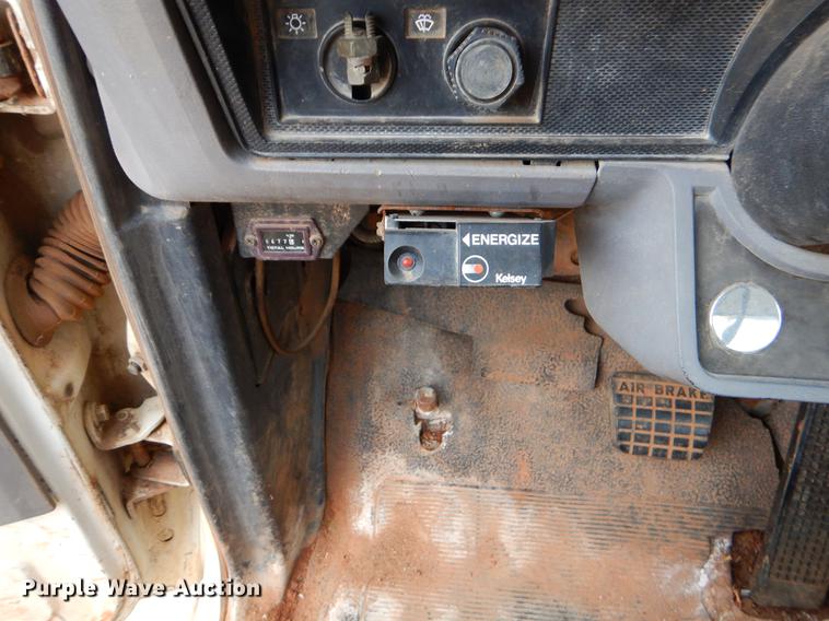 image for item FQ9644 1995 Ford F800 digger derrick truck