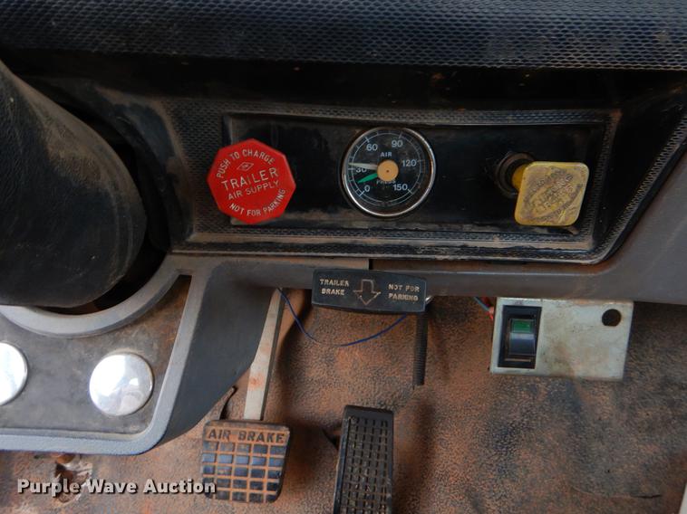 image for item FQ9644 1995 Ford F800 digger derrick truck