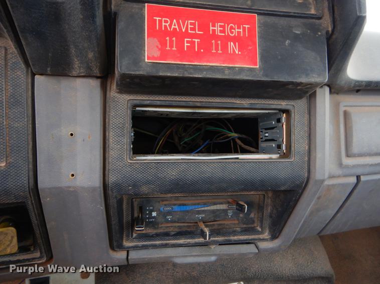 image for item FQ9644 1995 Ford F800 digger derrick truck