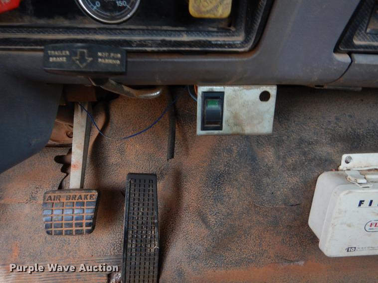 image for item FQ9644 1995 Ford F800 digger derrick truck