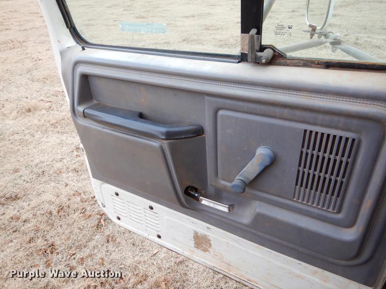 image for item FQ9644 1995 Ford F800 digger derrick truck