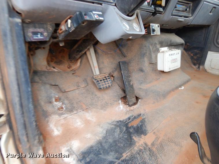 image for item FQ9644 1995 Ford F800 digger derrick truck