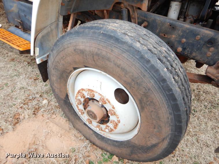 image for item FQ9644 1995 Ford F800 digger derrick truck