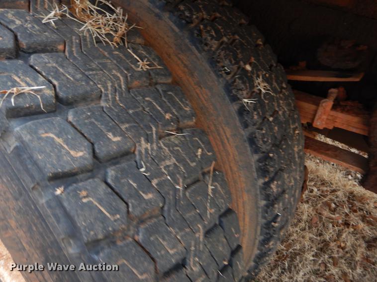 image for item FQ9644 1995 Ford F800 digger derrick truck