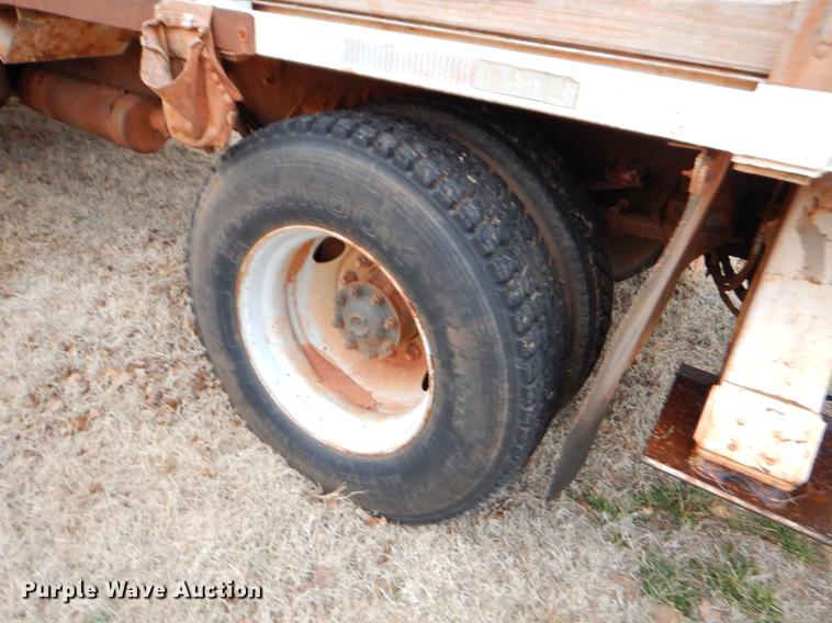 image for item FQ9644 1995 Ford F800 digger derrick truck