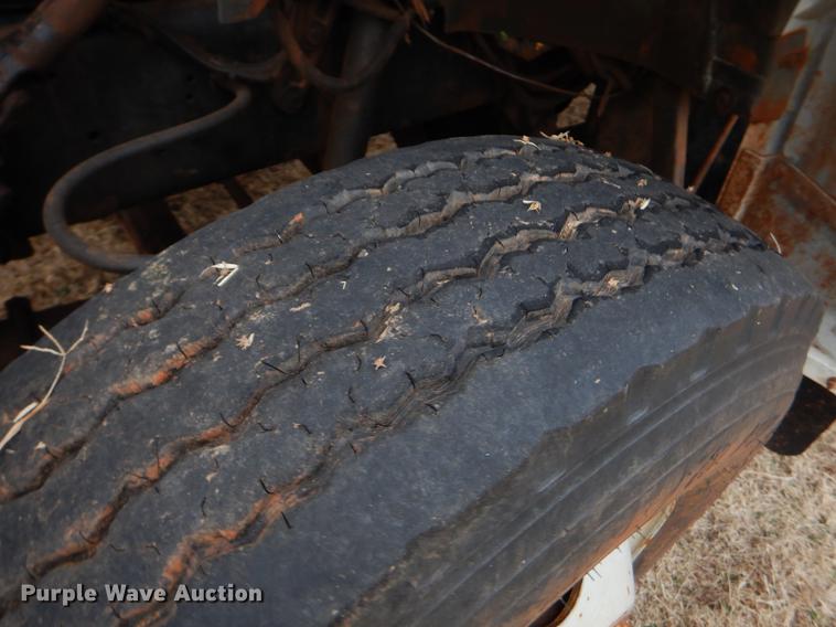 image for item FQ9644 1995 Ford F800 digger derrick truck