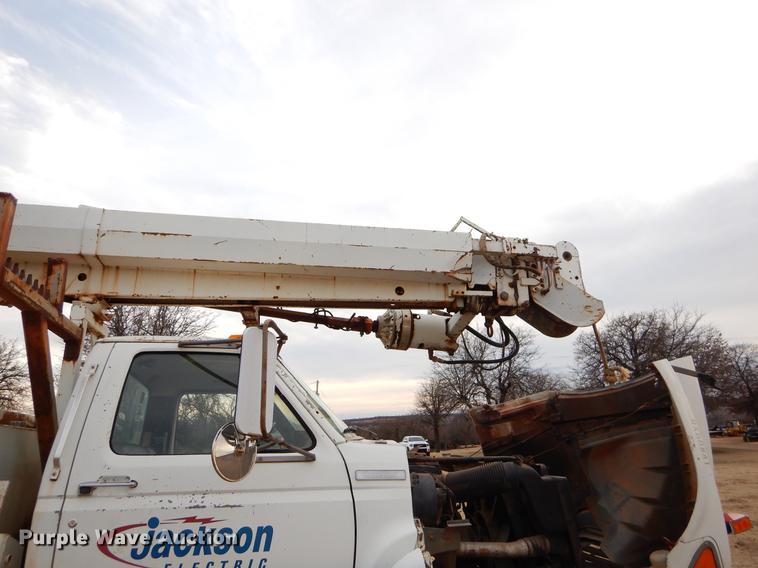 image for item FQ9644 1995 Ford F800 digger derrick truck