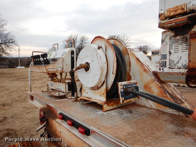 image for item FQ9644 1995 Ford F800 digger derrick truck