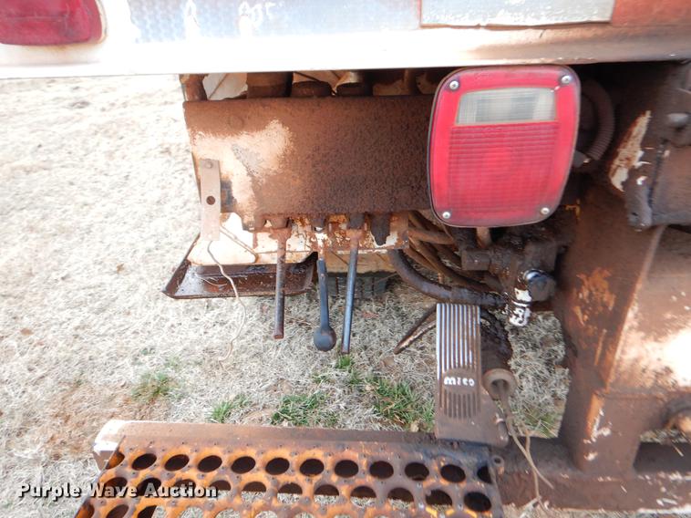 image for item FQ9644 1995 Ford F800 digger derrick truck