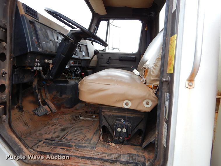 image for item FQ9645 1992 International 4700 digger derrick truck