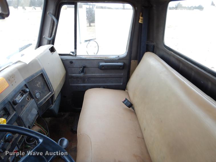 image for item FQ9645 1992 International 4700 digger derrick truck