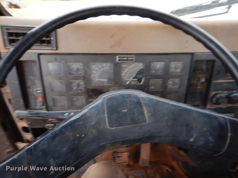 image for item FQ9645 1992 International 4700 digger derrick truck