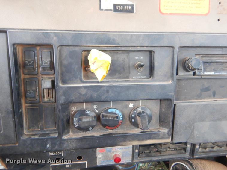 image for item FQ9645 1992 International 4700 digger derrick truck