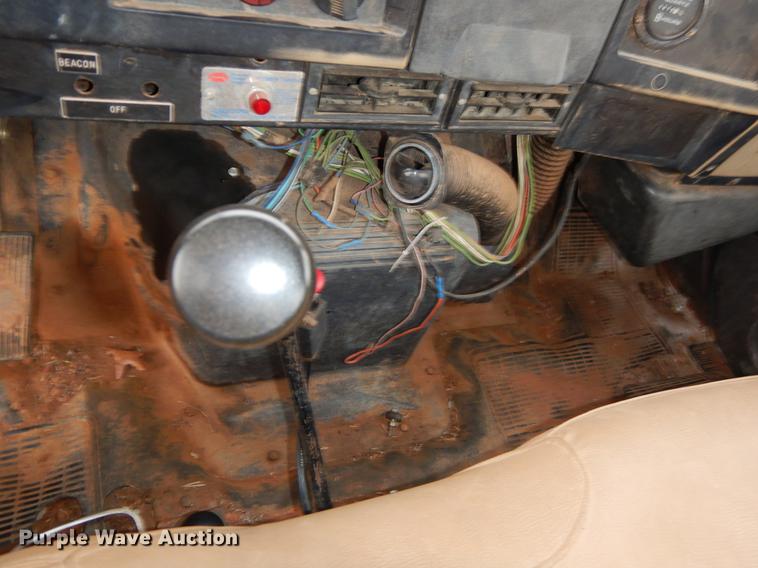 image for item FQ9645 1992 International 4700 digger derrick truck