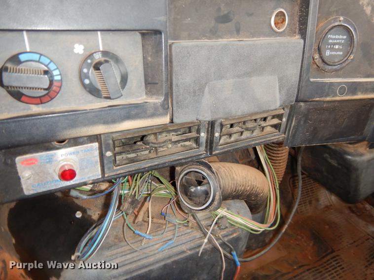 image for item FQ9645 1992 International 4700 digger derrick truck