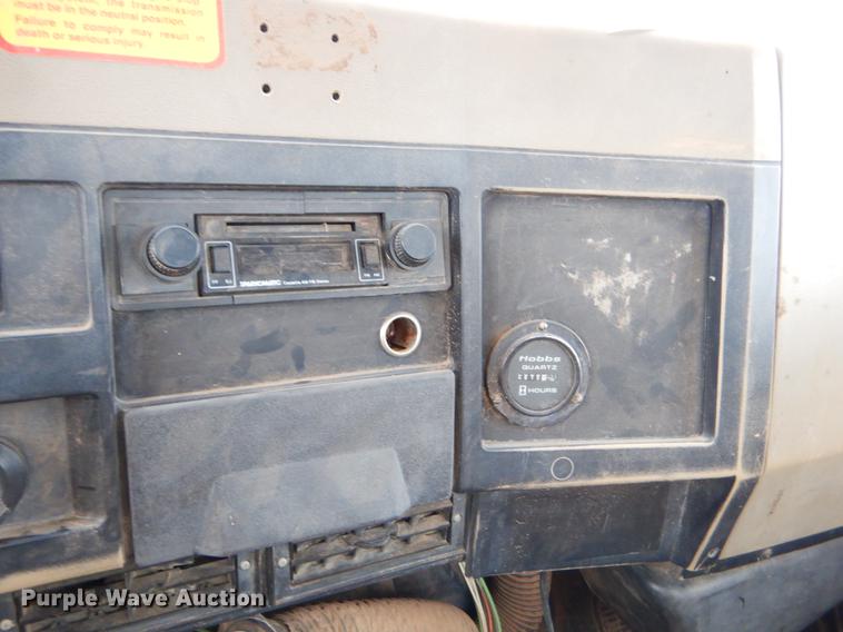 image for item FQ9645 1992 International 4700 digger derrick truck