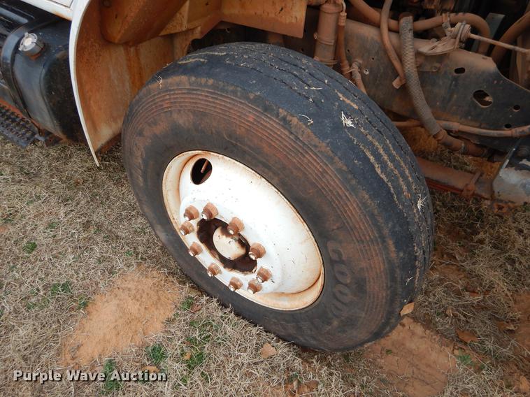 image for item FQ9645 1992 International 4700 digger derrick truck