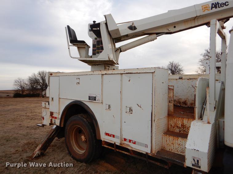 image for item FQ9645 1992 International 4700 digger derrick truck