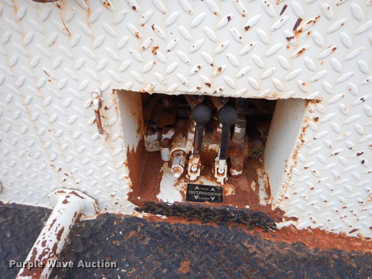 image for item FQ9645 1992 International 4700 digger derrick truck