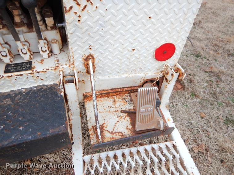 image for item FQ9645 1992 International 4700 digger derrick truck