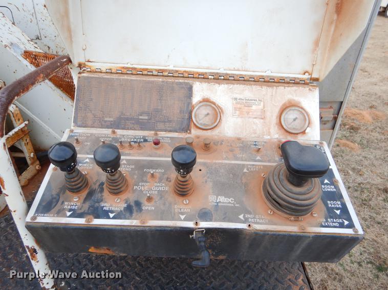 image for item FQ9645 1992 International 4700 digger derrick truck