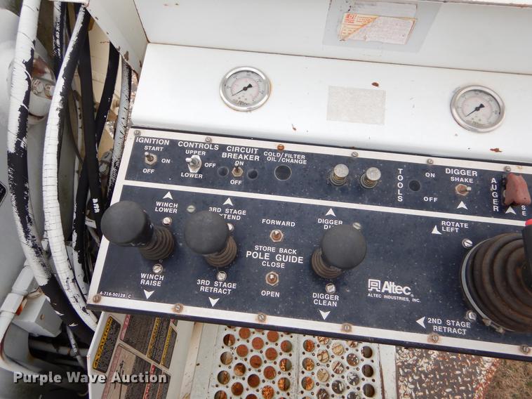 image for item FQ9645 1992 International 4700 digger derrick truck