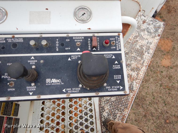 image for item FQ9645 1992 International 4700 digger derrick truck