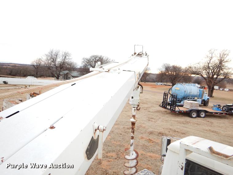 image for item FQ9645 1992 International 4700 digger derrick truck