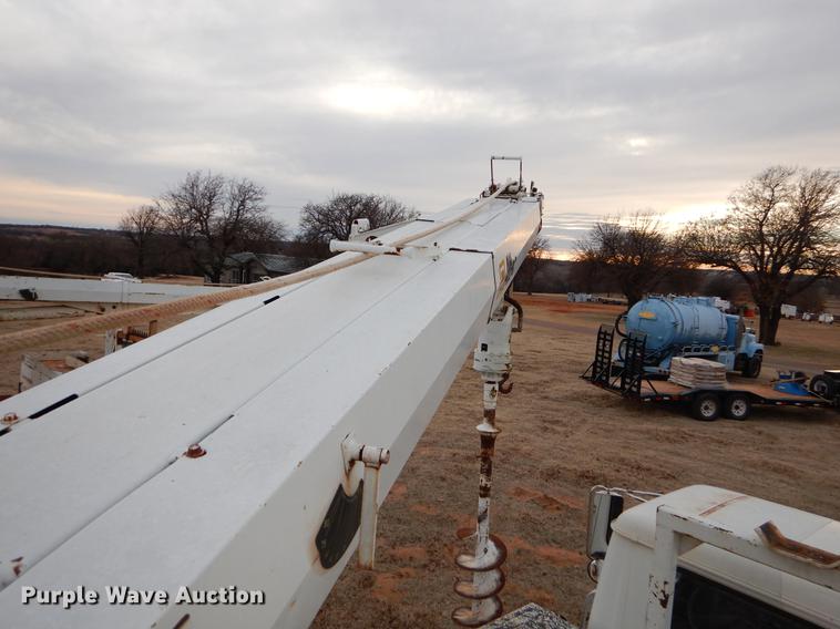 image for item FQ9645 1992 International 4700 digger derrick truck