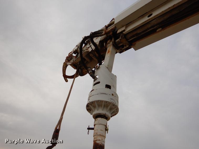 image for item FQ9645 1992 International 4700 digger derrick truck