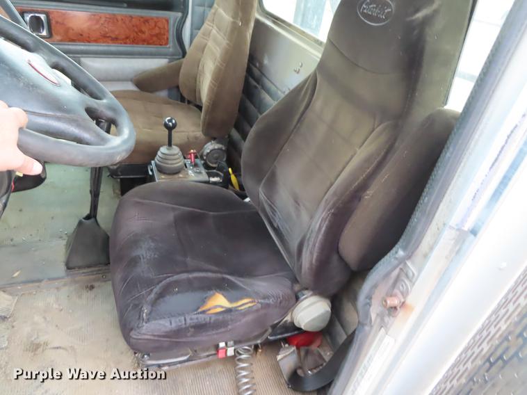 image for item L1489 2005 Peterbilt 378 roll off container truck