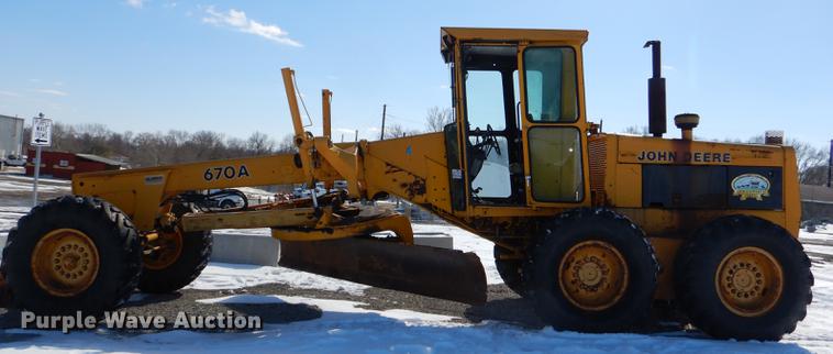 image for item DE0142 1984 John Deere 670A motor grader