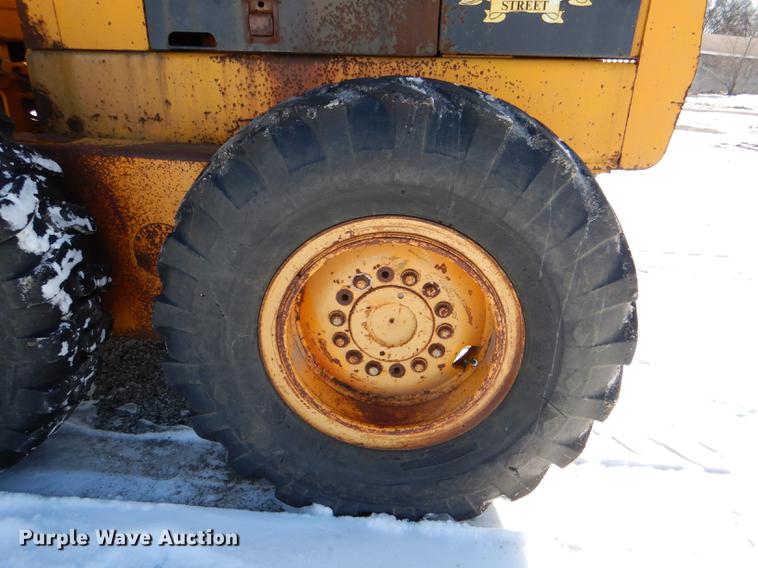 image for item DE0142 1984 John Deere 670A motor grader