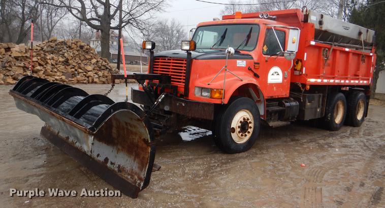 image for item DE0154 1993 International 4900 dump truck