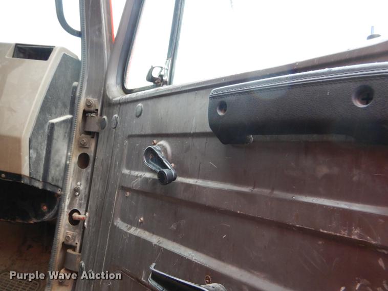 image for item DE0154 1993 International 4900 dump truck