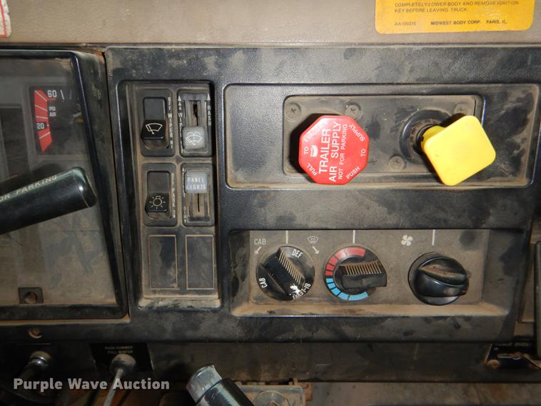 image for item DE0154 1993 International 4900 dump truck