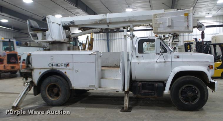 image for item EW9956 1982 Chevrolet C6500 bucket truck
